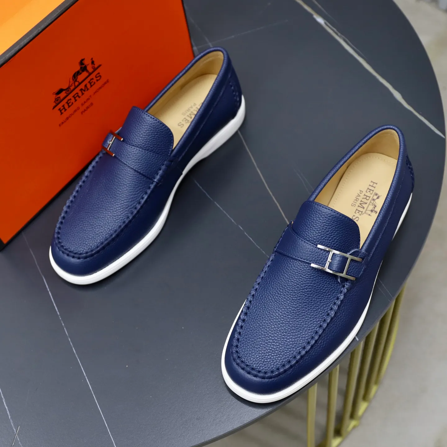 Ex-factory price: 560💰Hermès/Hermès slip-on men's shoes. This shoe is made of imported pebbled cowhide. It has simple and smooth lines and is combined with aerodynamically designed 3CM rubber foam ultra-light soles! Youthful and fashionable, classic H-shaped hardware buckle decoration, calf lining gently wraps the feet, with logo cowhide feet, casual and urban style, highlighting youthful vitality, sports and leisure version, super versatile, code number: 38-39-40-41-42-43-44 standard leather shoe size (45 can be customized but does not support returns)